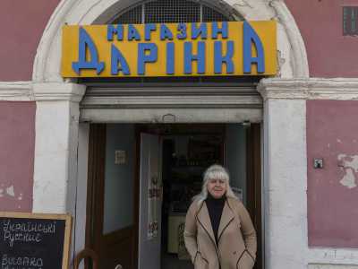 A gestirlo da quattro anni � la 57enne Liubou Kost, una bionda ucraina che incontriamo davanti alla sua bottega